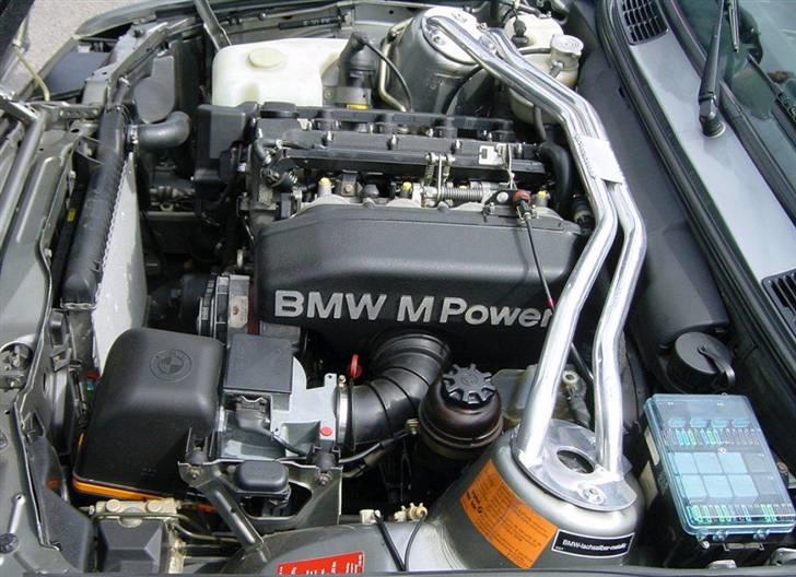 BMW Billeder - Opdateres løbende -  - Den specielle BMW E30 320is - en italiensk model. Det ligner en M3 motor, det er bare kun en 2,0, men ikke som en alm. 320i'er, det er nemlig som en M3'er med kun 4 cylindre og 16 ventiler. Den yder 192 hk - det samme som en 325i'er i en E36. billede 15