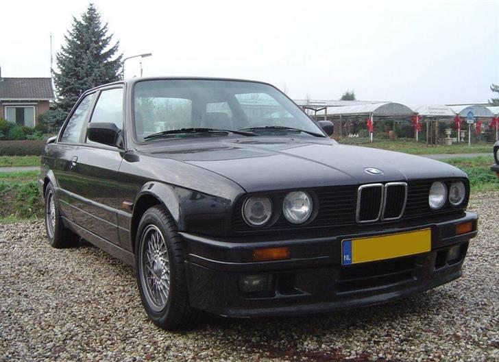 BMW Billeder - Opdateres løbende -  - Den specielle BMW E30 320is - en italiensk model. Som 2-dørs var er den std. med M-tech 2 skørtesæt, de 4-dørs er uden og derfor en del mere anonyme - at se på :) billede 18