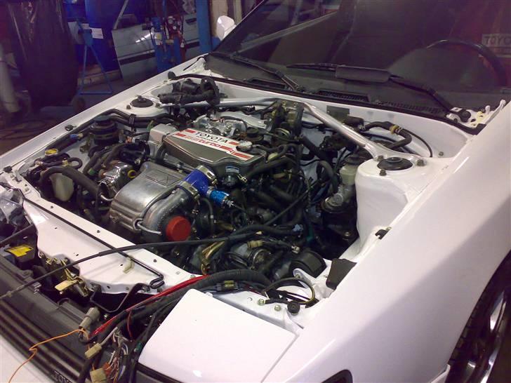Celica ST165 under genopbygning - Motor på plads billede 3