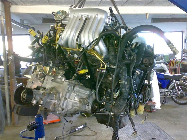 Celica ST165 under genopbygning - Gearkasse igen monteret på motoren. Ikke en nem opgave billede 8