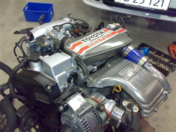 Celica ST165 under genopbygning - Motoren færdig samlet, med lakeret manifold, og gasspjæld billede 15