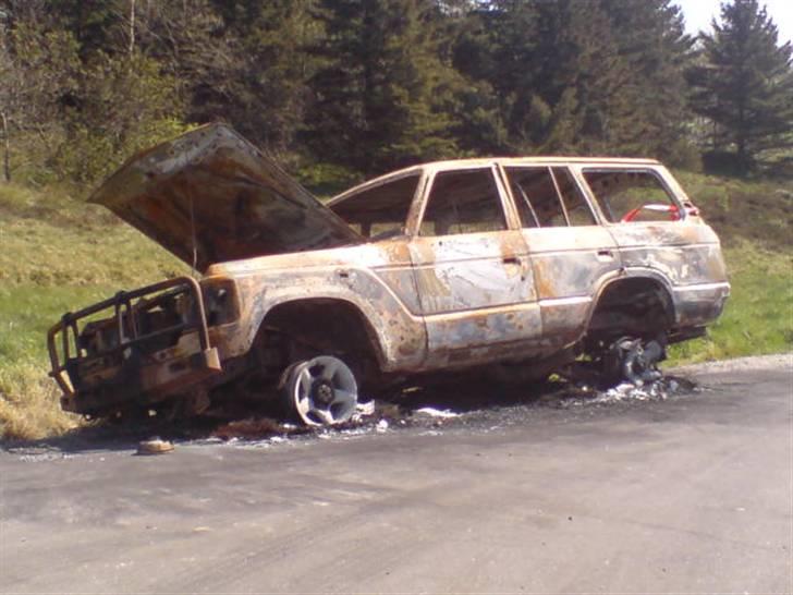 BILLEDER AF BULEDE  BILER - UDBRÆNDT TOYOTA LANDCRUISER STOD MELLEM HOBRO OG ÅLESTRUP billede 15