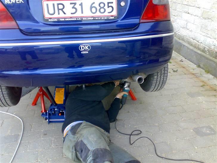 < - Sportspotte - > - Std. potten igang med at bli' skåret af. billede 1