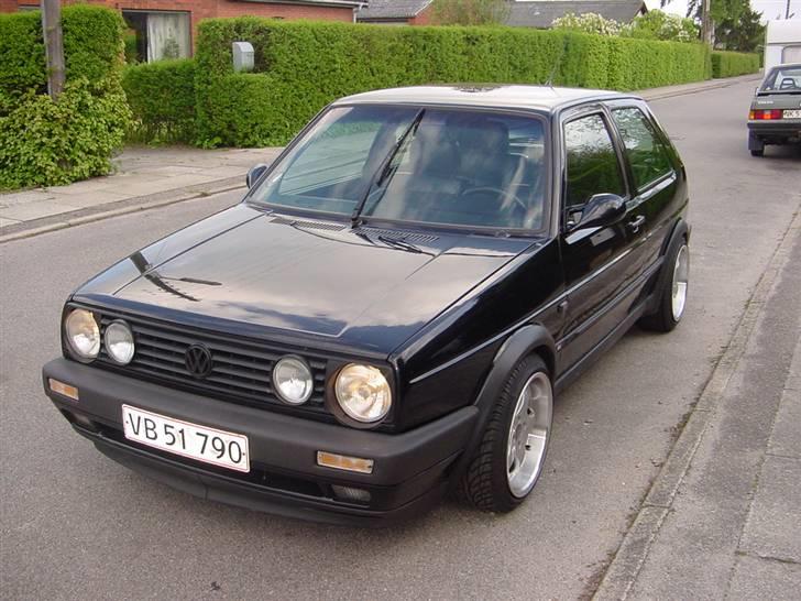 Min første bil - VW Golf II - Sådan som jeg købte den, men her har jeg monteret 16x9 fælge, M3 spejle og center-visker billede 1