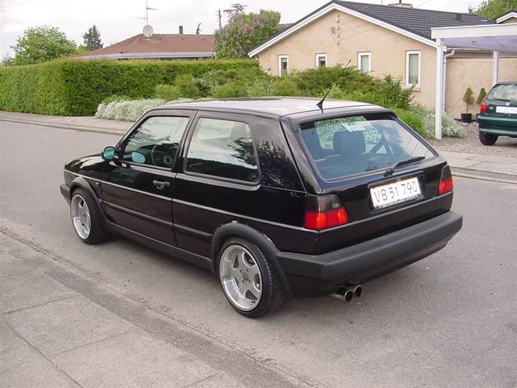 Min første bil - VW Golf II - Det klædte den sq med de store fælge, men de skrabede helt vildt på, så dem byttede jeg til nogle andre billede 2