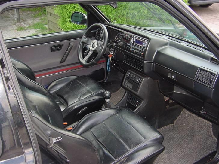 Min første bil - VW Golf II - Læderstole fik jeg også købt og smidt i..... sælgeren havde desværre ikke dørsiderne billede 5
