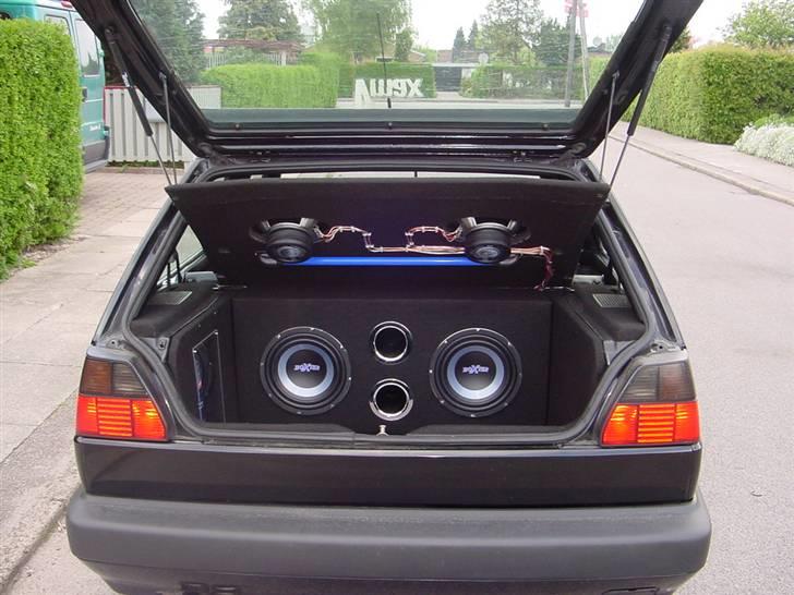 Min første bil - VW Golf II - Brugte en månedløn på et helt nyt komplet anlæg... det tog 14 dage at bygge billede 7