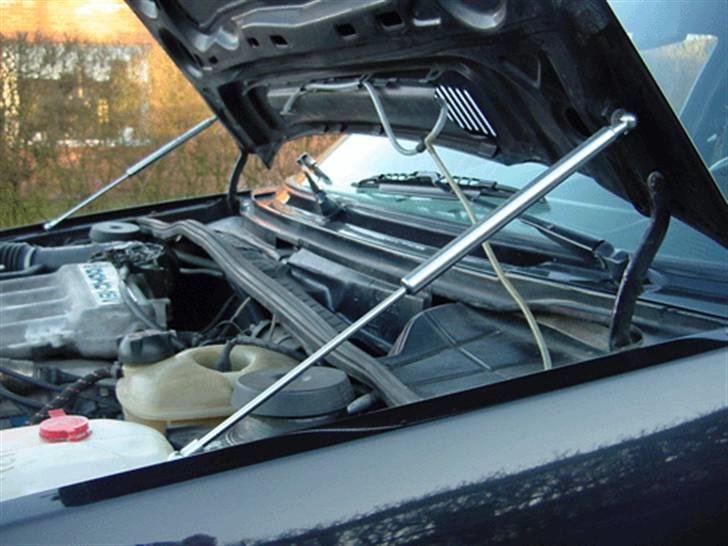 Min første bil - VW Golf II - Motorhjælms løftere billede 16