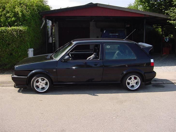 Min første bil - VW Golf II - Den kunne godt have været sænket mere, men den kunne i forvejen knapt nok køre ind i indkørlsen billede 20