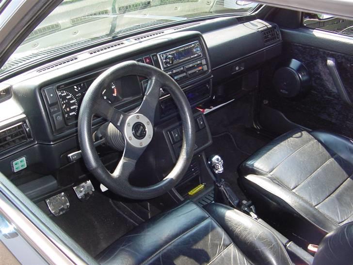 Min første bil - VW Golf II - Så blev kabinen også færdig.... sort velourstof på alle dørsider... billede 23