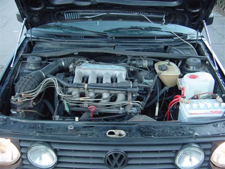 Min første bil - VW Golf II - Motorrummet blev der aldrig gjort noget ved.... billede 24