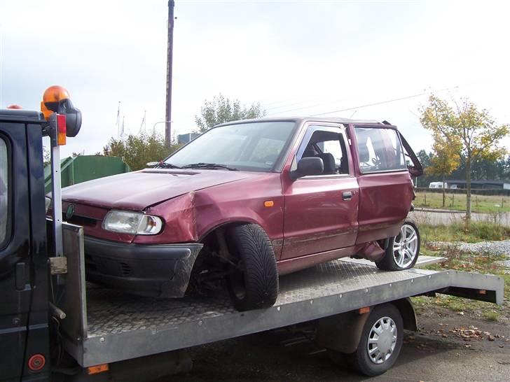 BILLEDER AF BULEDE  BILER - SKODA TRYKKET SAMMEN. INGEN PERSONSKADE.  BILEN HOLDT PARKERET I VIBORG OG EN ANDEN BIL KØRTE OP BAG I DEN. DEN DREJE 180GRADER LANDENDE I ET HEGN billede 21