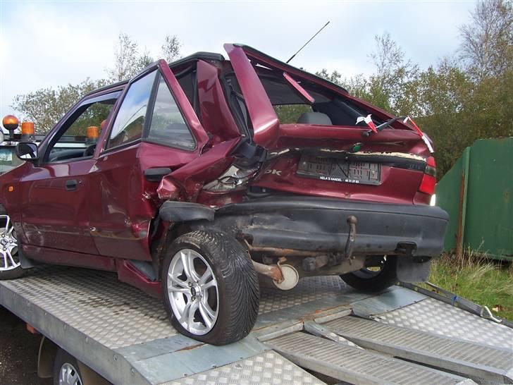 BILLEDER AF BULEDE  BILER - SKODA TRYKKET SAMMEN. INGEN PERSONSKADE.  BILEN HOLDT PARKERET I VIBORG OG EN ANDEN BIL KØRTE OP BAG I DEN. DEN DREJE 180GRADER LANDENDE I ET HEGN billede 22