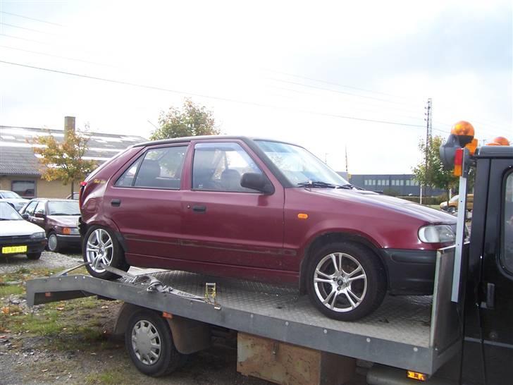 BILLEDER AF BULEDE  BILER - SKODA TRYKKET SAMMEN. INGEN PERSONSKADE.  BILEN HOLDT PARKERET I VIBORG OG EN ANDEN BIL KØRTE OP BAG I DEN. DEN DREJE 180GRADER LANDENDE I ET HEGN billede 25