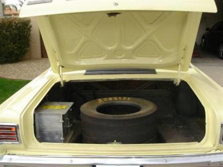 1966 Plymouth GTX 440 cu.i. *SOLGT* - Batteriet er flyttet til bagagerummet. Og til om søndagen på racerbanen kan man lige montere et sæt Hoosier Slicks billede 10