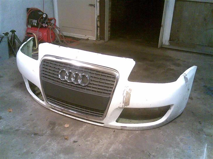 A3 vs Hjort - før og efter! - 4/10 hentede jeg så den nye front hos Mille. Hun havde heldigvis en stående fra et gammelt projekt. Efter en god vask og lidt spartel blev den klar til maler billede 2