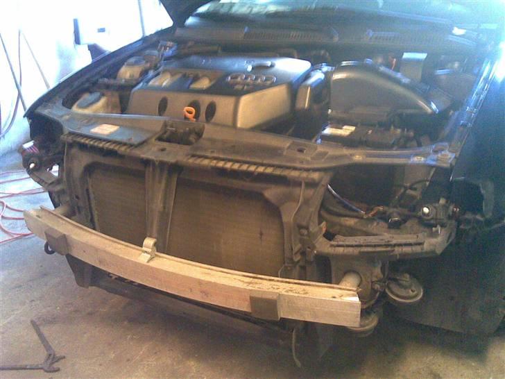 A3 vs Hjort - før og efter! - Som Audien ser ud i skrivende stund. Uden front og lygter. Min stedfar skal lige hjælpe med at få den nye sat på. Billeder af resultatet følger :) billede 8