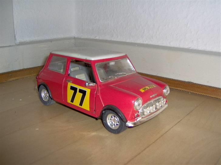 Mine modelbiler 1:18 - Morris mascot med rally lygter og en masse mærker billede 10