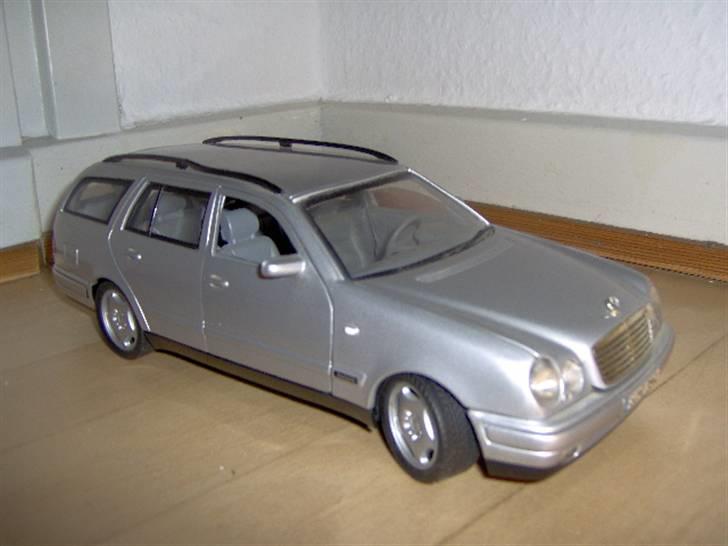 Mine modelbiler 1:18 - Mercedes e290 st.car billede 44