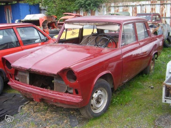 Fiat 1800 B fra 1966 - Et sundt karosseri, købt i Ystad i Sverige. Forklap dur ikk´, men 4 døre , bagklap er afmonteret og gemt, mangler "kun" at skære 4 x skærme af, et tag og diverse "løsdele" som er skruet på......
Pris: en kasse guld-bajere... billede 37