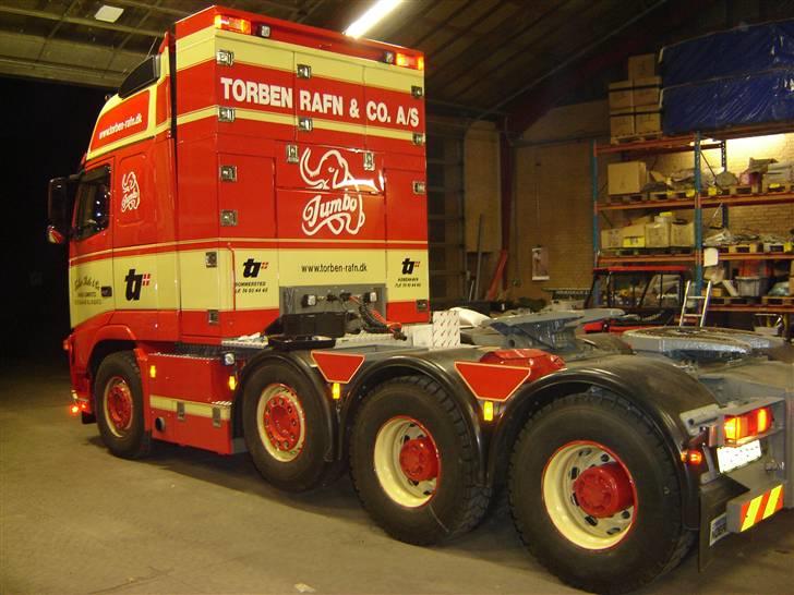 Volvo FH16 660 8x4 - Jada... hmm mangler pt. ikke skabsplads c",)
950 liter tank der hvor JUMBO mærket er.. billede 6
