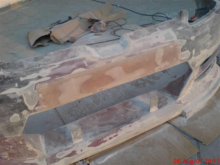 Ombygning/ reperation af kofanger - Det har nu fået glasfiber spartel og polyester spartel :) husk at slibe mellem hvert lag. jeg gav polyester spartel 3 gange for bedst muligt resultat. vinkelbeslagende er sat på for at holde nummerpladen, er nittet fast og så sat fast med glasfiber måtter nedenunder billede 9