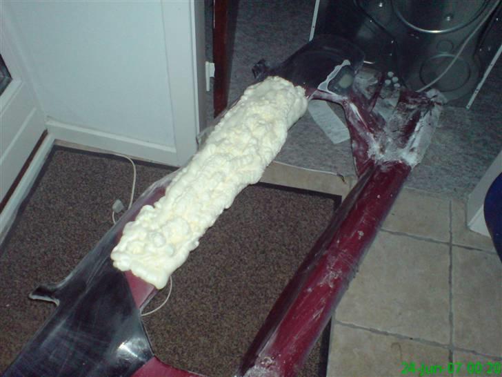 Ombygning/ reperation af kofanger - Ville dække hullet til nummerpladen. det er almindeligt byggeskum der fik lov til at hærde et døgn, derefter skæres det til med en hobbykniv og derefter slebet med en slibeklods billede 3