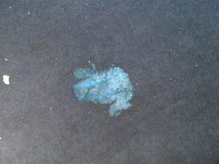 Nissan Almera Tino 2,2 Dci Visia - Tyggegummi trådt ned i tæppet, i passager siden. Mmm... billede 28