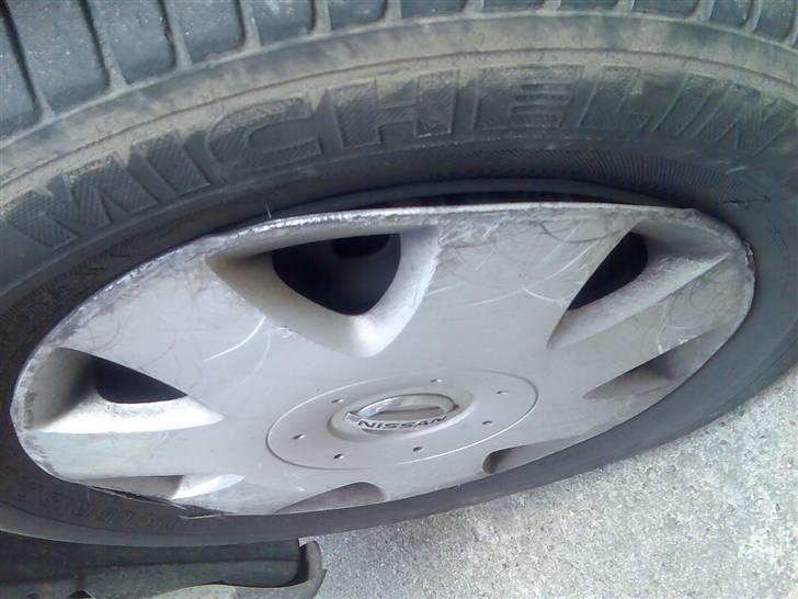 Nissan Almera Tino 2,2 Dci Visia - Denne hjulkapsel gav op kort efter billedet er taget, men den havde også fået tæsk... billede 30