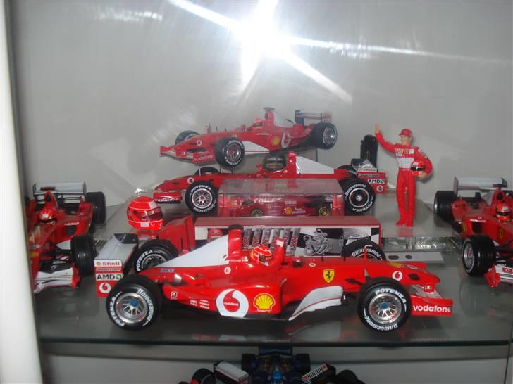 Modelbiler 1:18 1:43 1:87 m.m. - Div. Ferrari F1 kørt af Michael Schumacher. Bl.a. fra det sidste løb han kørte i Brasilien. billede 1