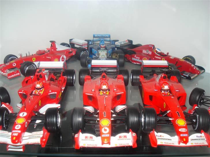 Modelbiler 1:18 1:43 1:87 m.m. - Div. Ferrari F1 kørt af Michael Schumacher, samt den fra Benneton/Renault. billede 2