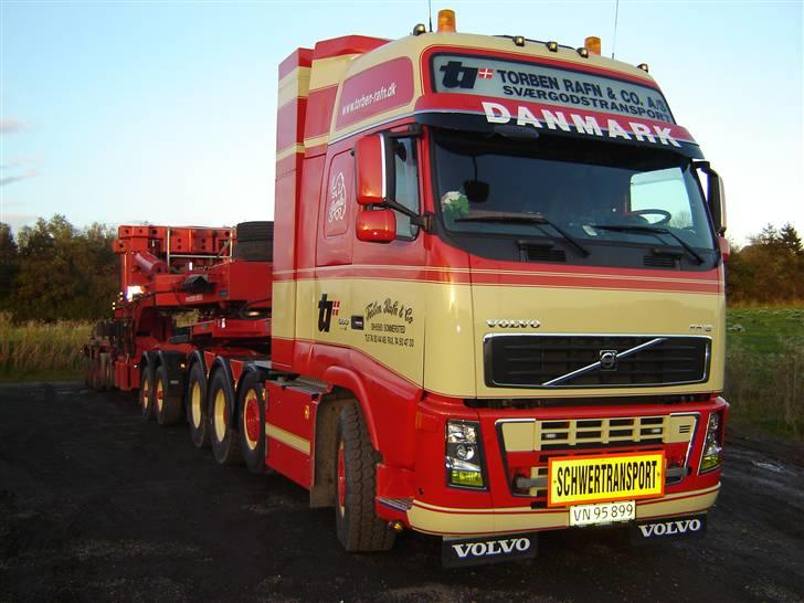 Volvo FH16 660 8x4 - Holder i Rudkøbing og venter på at jeg kan læsse mit tårn..
flot billed syntes jeg !! billede 1