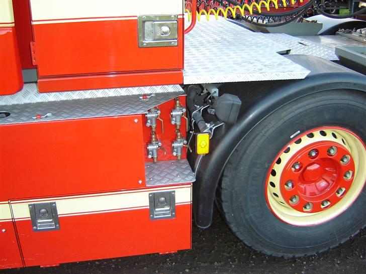 Volvo FH16 660 8x4 - Lufthåndtag.. de 2 øverste er til blokvogn og de 2 nederste er til stikaksel.. billede 18