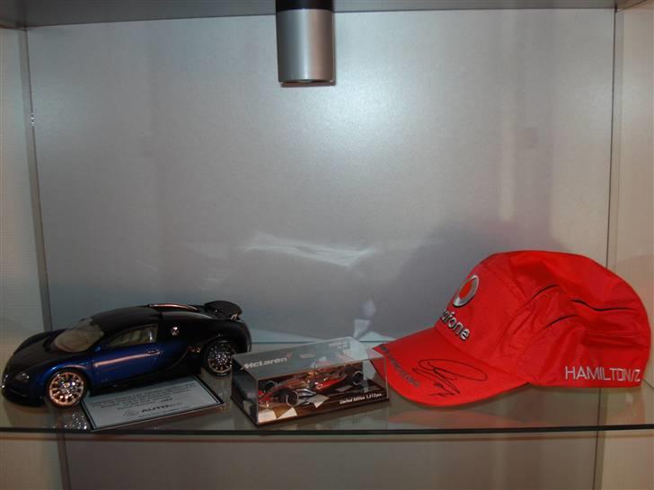 Modelbiler 1:18 1:43 1:87 m.m. - BUGATTI  EB16.4 VERYON nr. 1699 . Samt Hamilton cap med autograf og McLaren F1 modelbil 1:43 Limited Edition nr. 79  ud af 1.512. billede 3