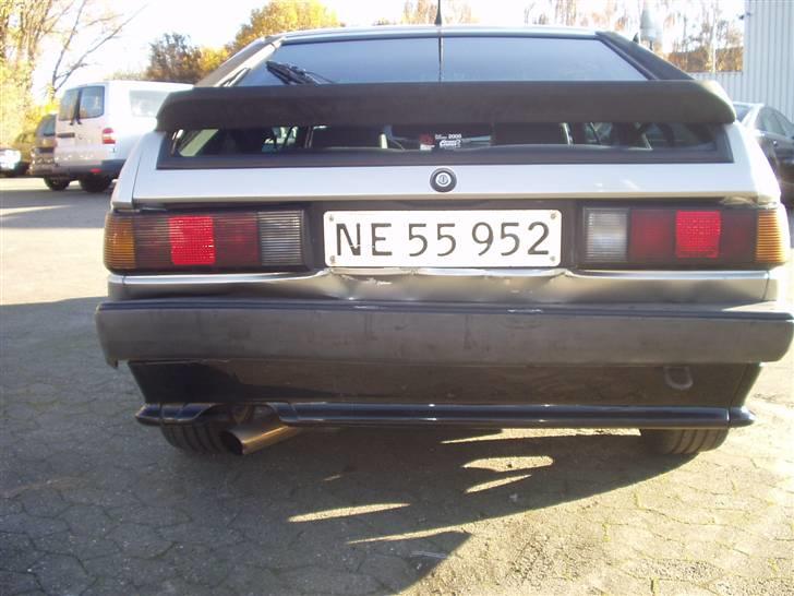 Billeder af min totalskadet bil, påkørt bagfra! - Her bagfra, man kan lige se at mellem baglygterne nederst på nr.pladen er der aftryk af de store forlygter den nissan der kørte bagved havde på. billede 1