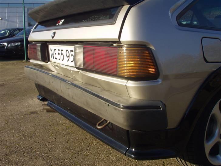 Billeder af min totalskadet bil, påkørt bagfra! - Jja der ikk så meget at sige, man kan bedre se her hvor meget der er skuppet osv. kofangern er trykket godt op og bagpladen er skæv.
man kan os se lidt af siden hvor bagskærmen er buet lidt over kofangern og under lygten. billede 2