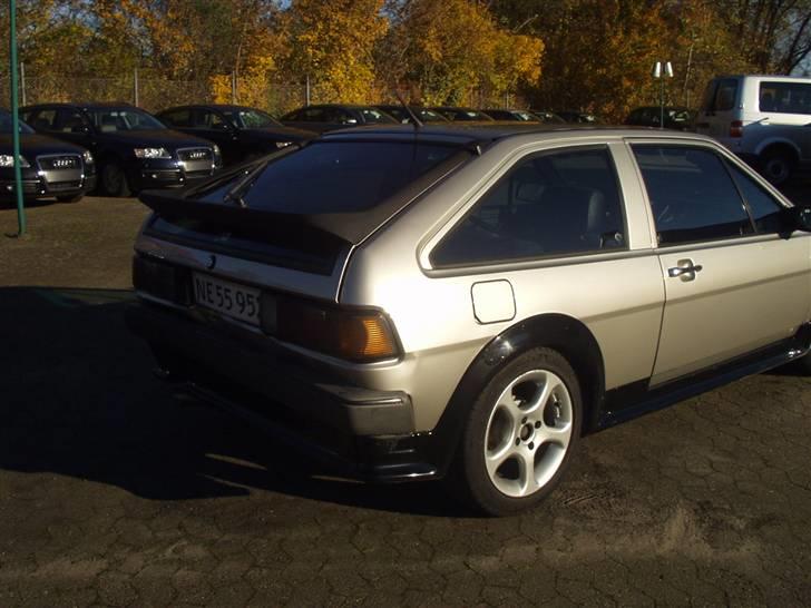 Billeder af min totalskadet bil, påkørt bagfra! - Bagfra lidt i profil, ja jeg havde lige glemt at der var skygge så man kan sku vist ikk se så meget af skaden. billede 4