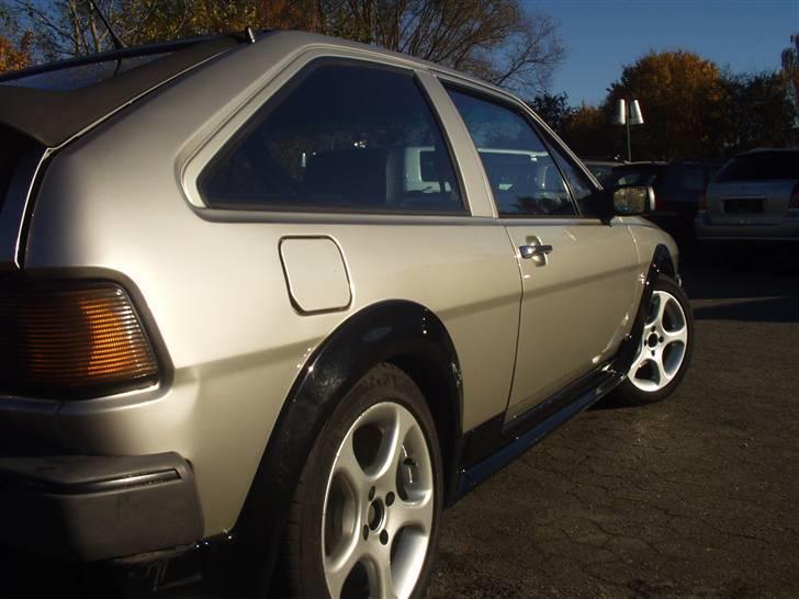 Billeder af min totalskadet bil, påkørt bagfra! - Her kan man egentlig kun se den bue bagskærmen har fået efter trykket. 

når ja også lige hvor pæn den står i solen nyvasket :P billede 5