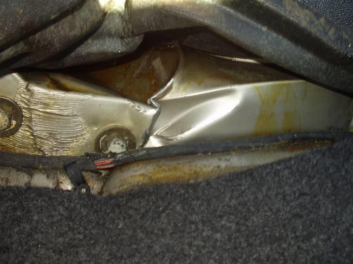 Billeder af min totalskadet bil, påkørt bagfra! - Dette er set inde i begagerummet, de to bolte der er at se der er dem der holder bagkofangern i venstre side. billede 6