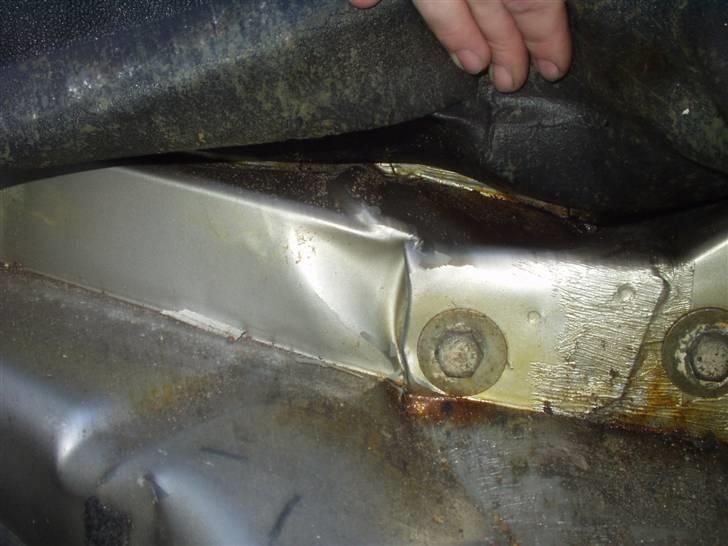 Billeder af min totalskadet bil, påkørt bagfra! - Dette er set inde i begagerummet, de to bolte der er at se der er dem der holder bagkofangern i Højer side. billede 7