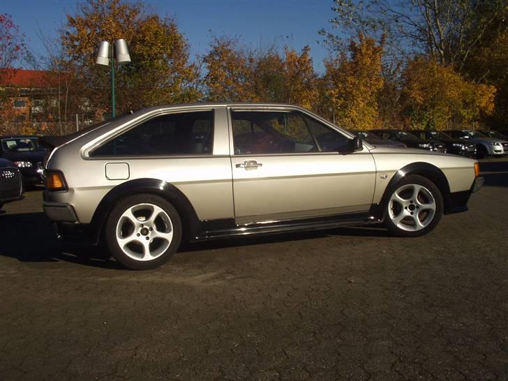 Billeder af min totalskadet bil, påkørt bagfra! - Set fra siden, står den ikk bare flot, der ikk meget skade at se her, jo måske lidt på bagskærmen. billede 8