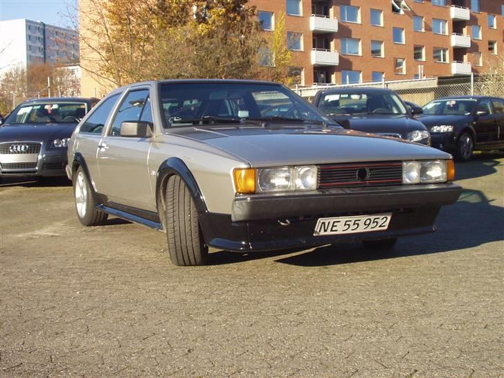 Billeder af min totalskadet bil, påkørt bagfra! - Man kan lige se at forkofangern er skæv på højer side af bilen (venstre på billed). billede 9