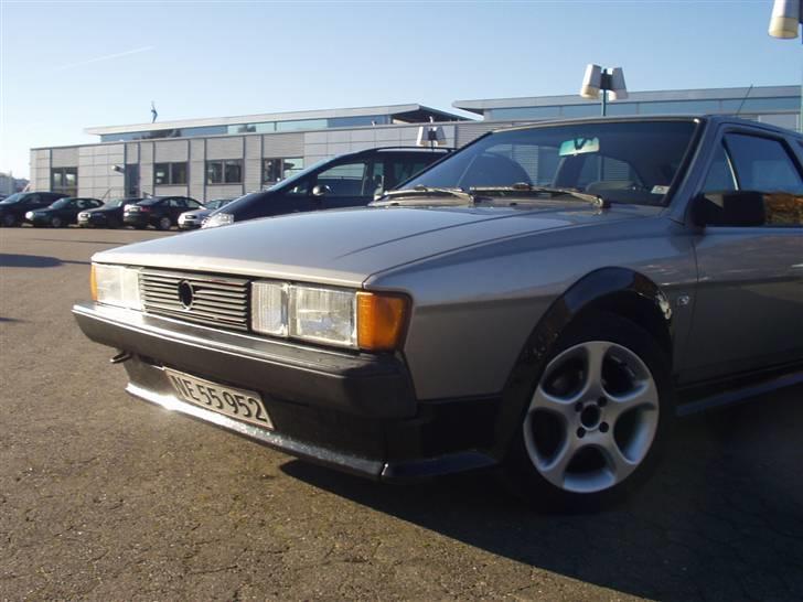 Billeder af min totalskadet bil, påkørt bagfra! - Ja her der vist ikk det vilde at sige,, men flot står den i solen. billede 11