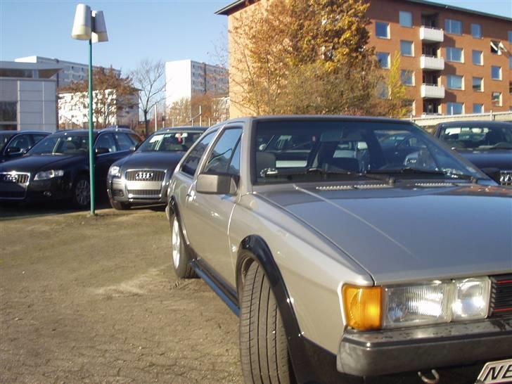 Billeder af min totalskadet bil, påkørt bagfra! - Her kan man måske os se lidt af skævheden på kofangern billede 12