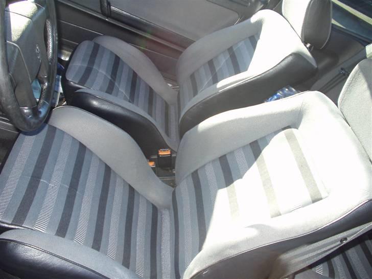 Billeder af min totalskadet bil, påkørt bagfra! - Originale GTX sæder i den rigtige farve der passer til bilen osv,, og bemærk der ikk er hul i føresædet som der ellers tit er i betrækket, (har haft fat i 2 xtre sæder fra en hugger for at finde nogle fine betræk der stod pænt som jeg ville have dem) billede 14