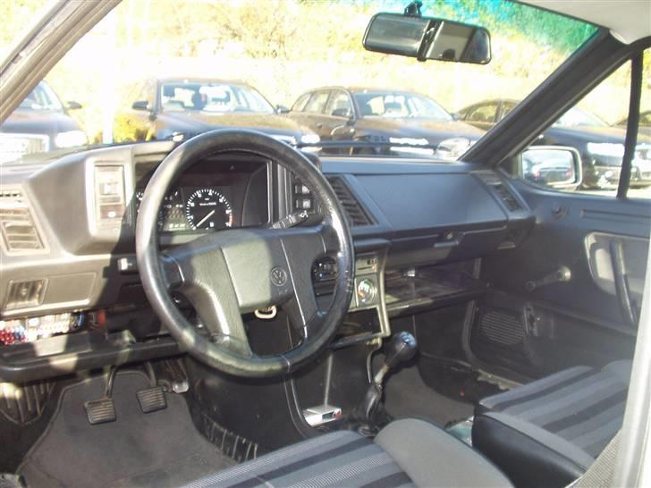 Billeder af min totalskadet bil, påkørt bagfra! - Ikk så meget at sige, læder rat og gearknop. special syet lysegrå bundmåtter (ikk helt nye mere) som står i bilens farve. billede 15