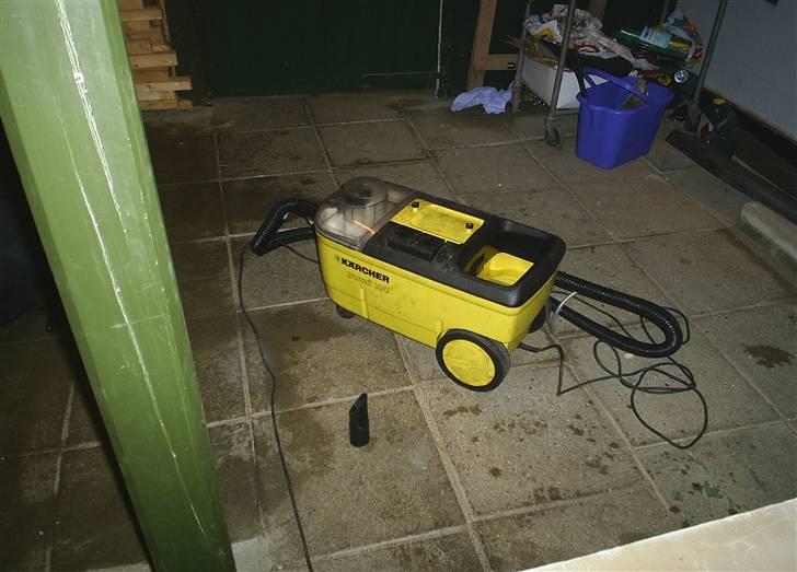 Her en lille guide hvordan du kan rense din sæder. - Til mit formål med og for pæne sæder har jeg fået fat i en tæpperenser (kan man leje i mange byggemarkeder) jeg bruger en universal sæbe billede 2