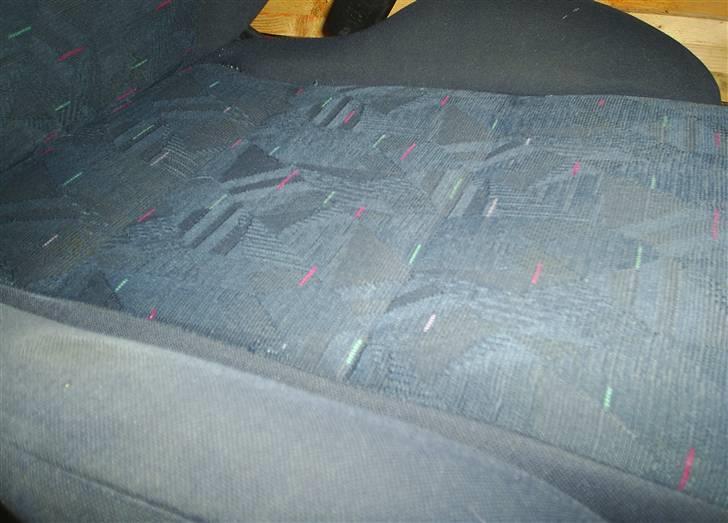 Her en lille guide hvordan du kan rense din sæder. - Her tæt på så man kan se en forskel, (sædet efter et par gange.. billede 5