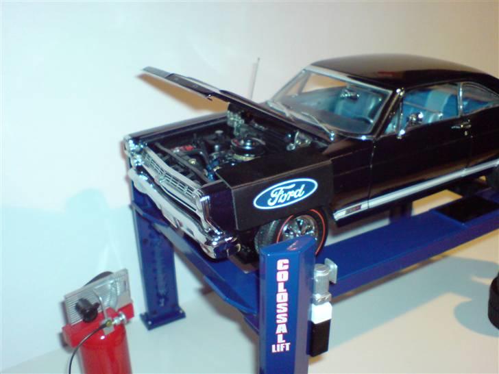 MODEL BILER i størrelse 1:43-1:24 og 1:18  - GMP Diecast Ford Fairlane på 4 post car lift fra GMP, med div. GMP værktøjs dele

Str: 1:18 billede 65