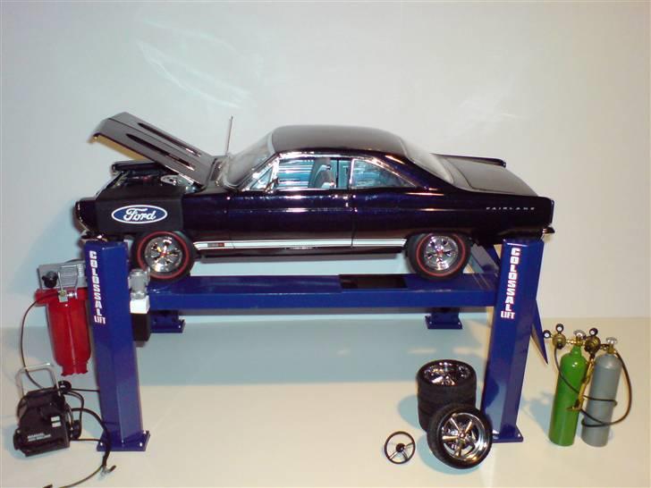 MODEL BILER i størrelse 1:43-1:24 og 1:18  - GMP Diecast Ford Fairlane på 4 post car lift fra GMP, med div. GMP værktøjs dele

Str: 1:18 billede 66